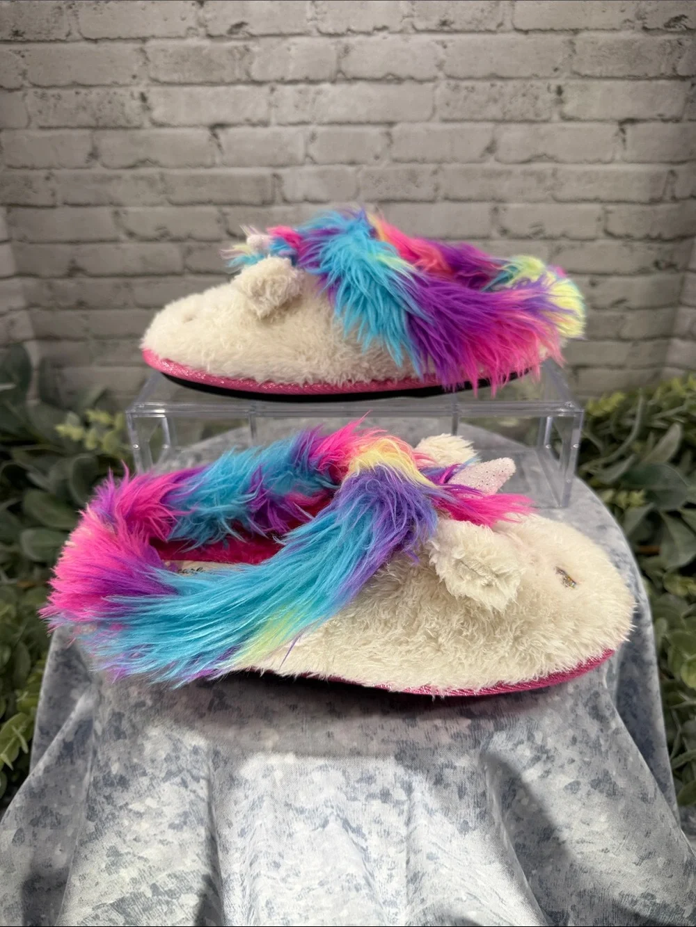 DEARFOAMS - White Fuzzy Plush 3D Unicorn Slippers - Girls 2-3 🦄 EUC